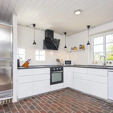 8 Person In Romo-by Traum